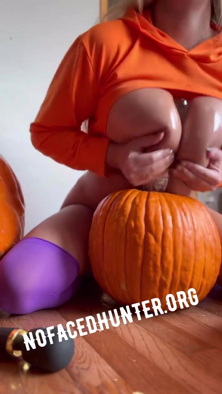 Aspen Hunter naked masturbating with a huge dildo!!!