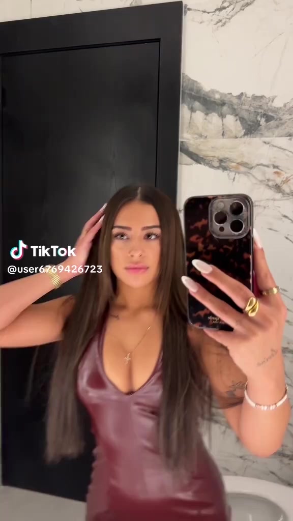 Avanyce Onlyfans Shows Off Her Sexy Body