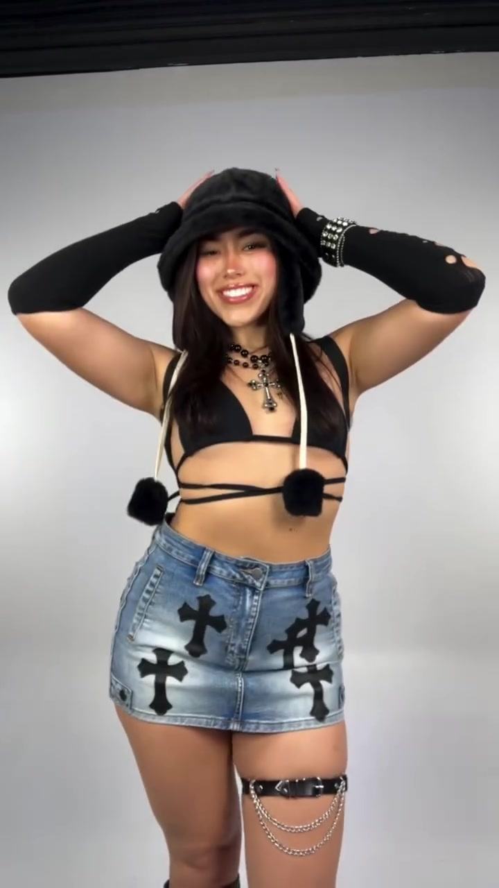 Cathy Cakes Aka CathyCakes Showing Off Her Sexy Body